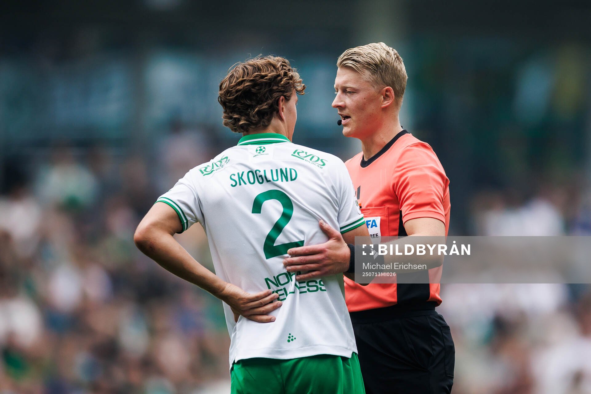 Hammarbys Hampus Skoglund och Domare Adam Ladebäck