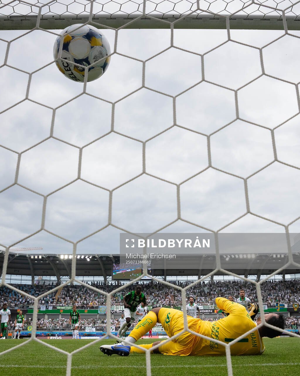GAIS Ibrahim Diabate skjuter 2-1 på straff i mål bakom