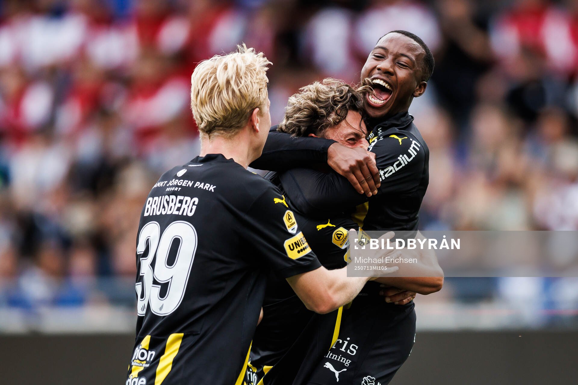 Häckens Sanders Ngabo och Silas Andersen jublar