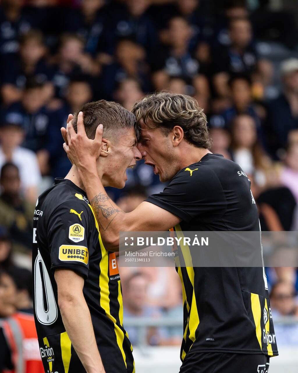 Häckens Adrian Svanbäck jublar ihop med Silas Andersen