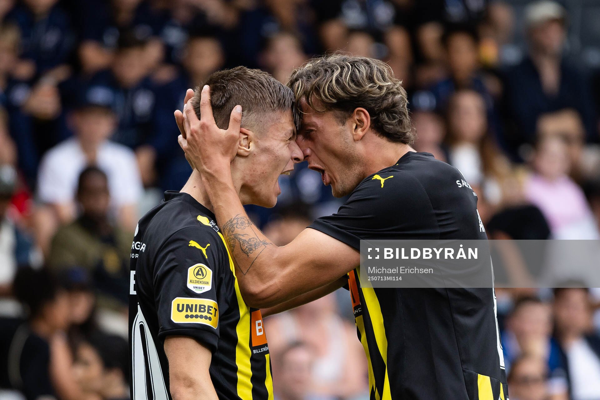 Häckens Adrian Svanbäck jublar ihop med Silas Andersen