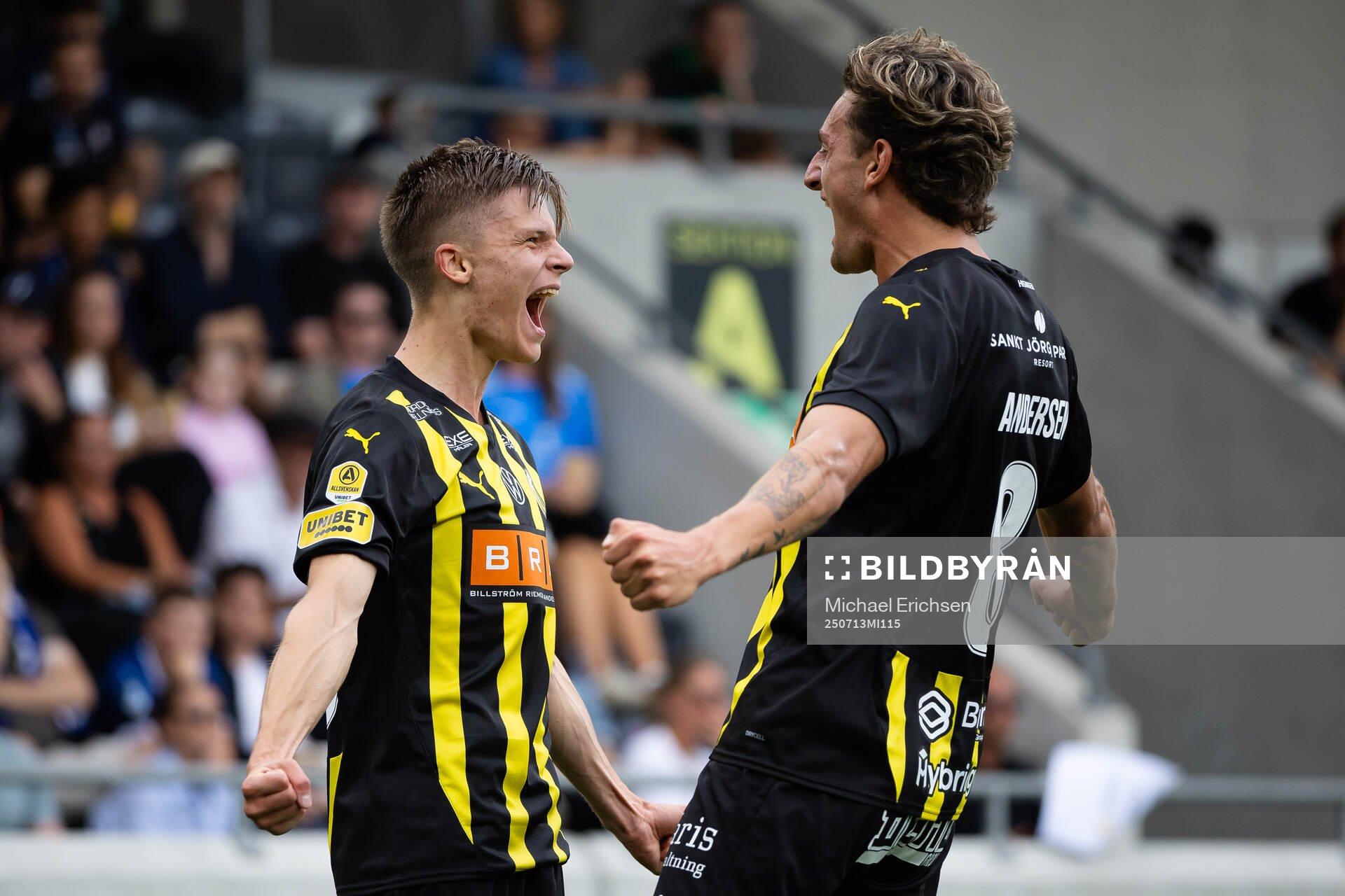 Häckens Adrian Svanbäck jublar ihop med Silas Andersen