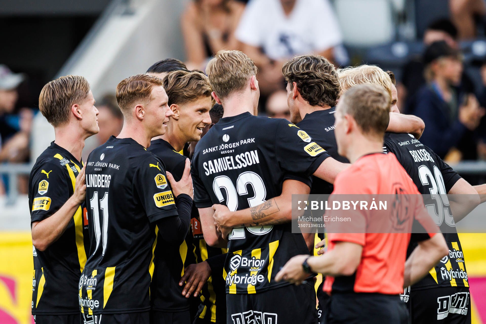 Häckens Isak Brusberg jublar med lagkamrater