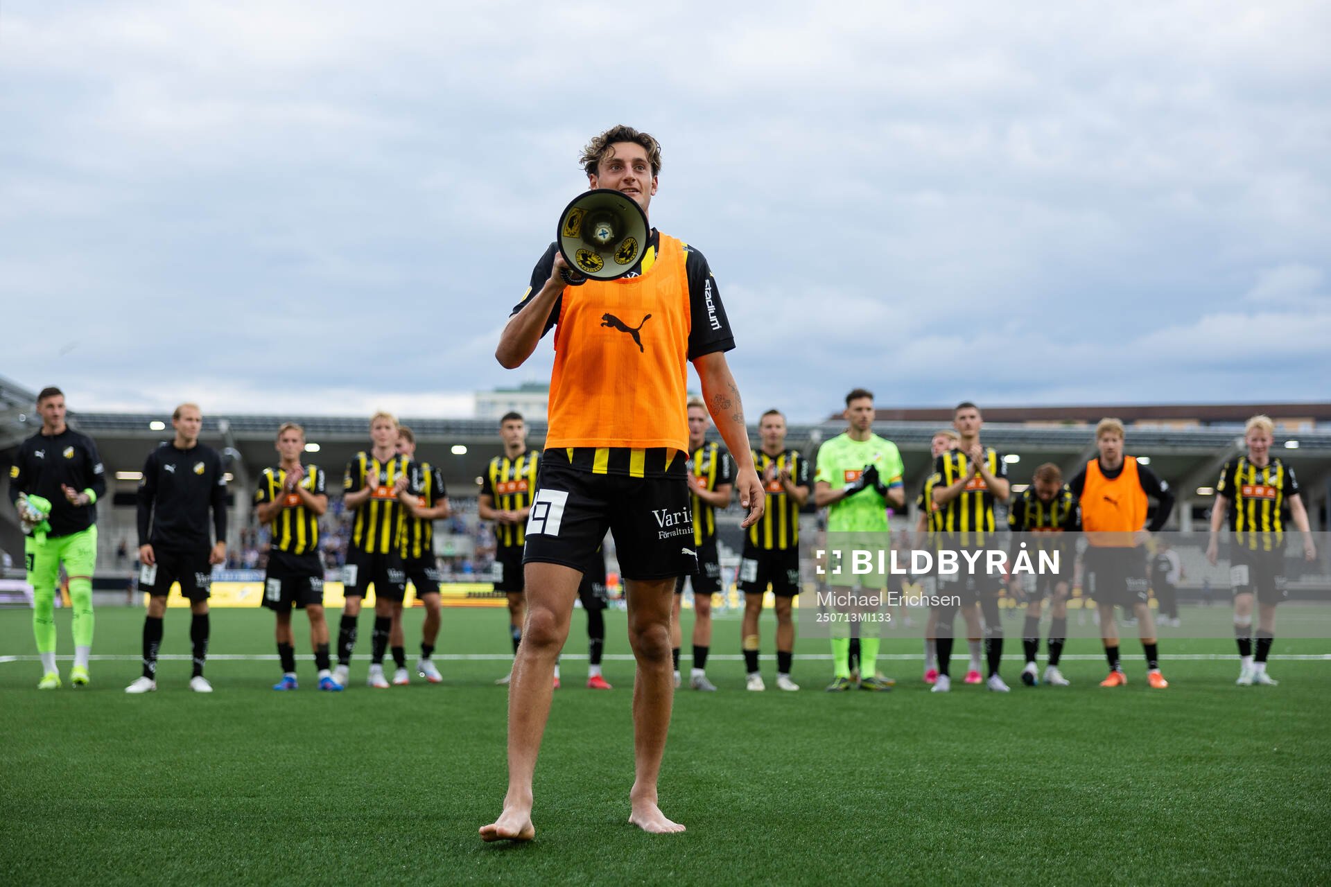 Häckens Silas Andersen jublar framför klacken