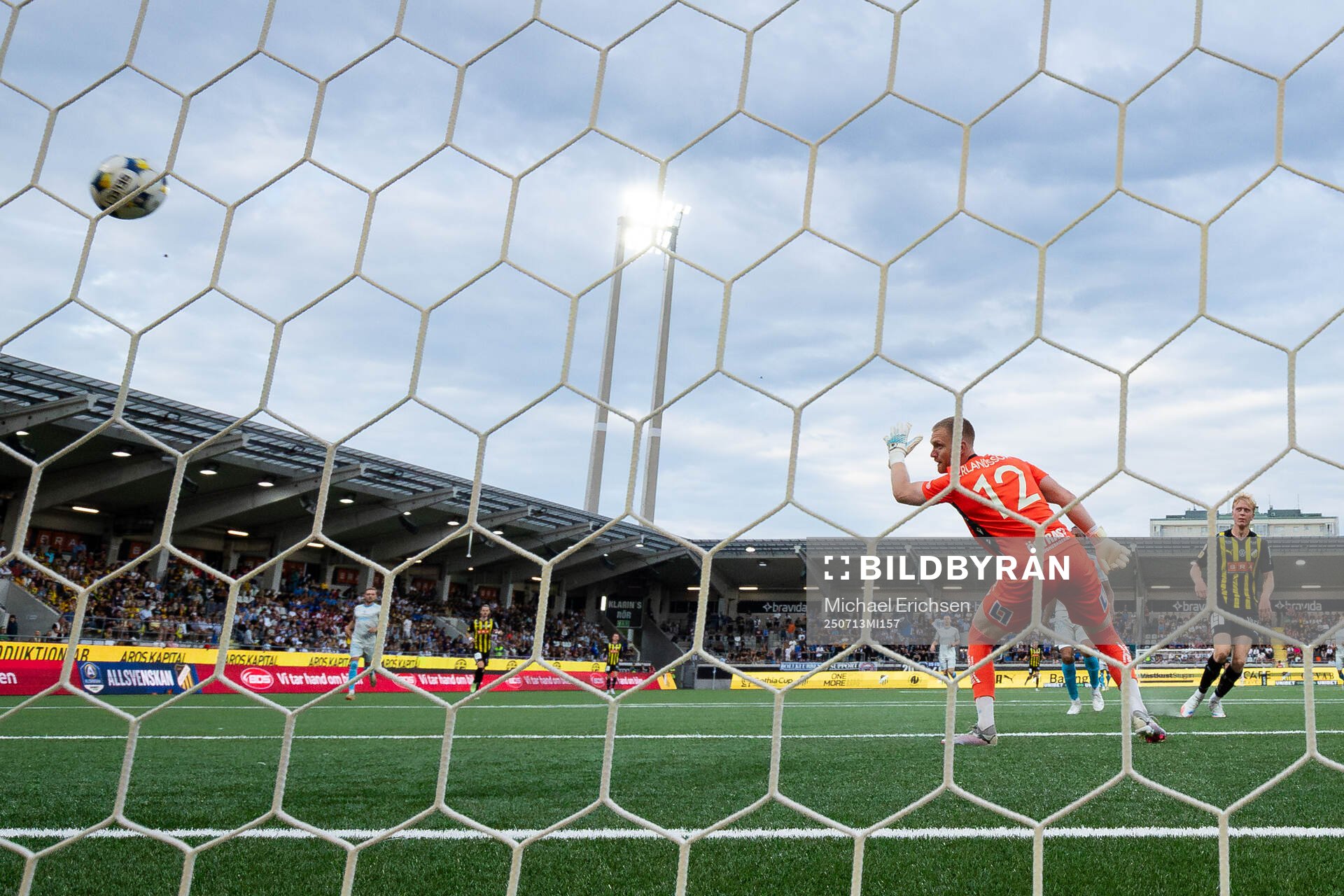 Häckens Isak Brusberg gör 4-0 på Halmstads målvakt Tim