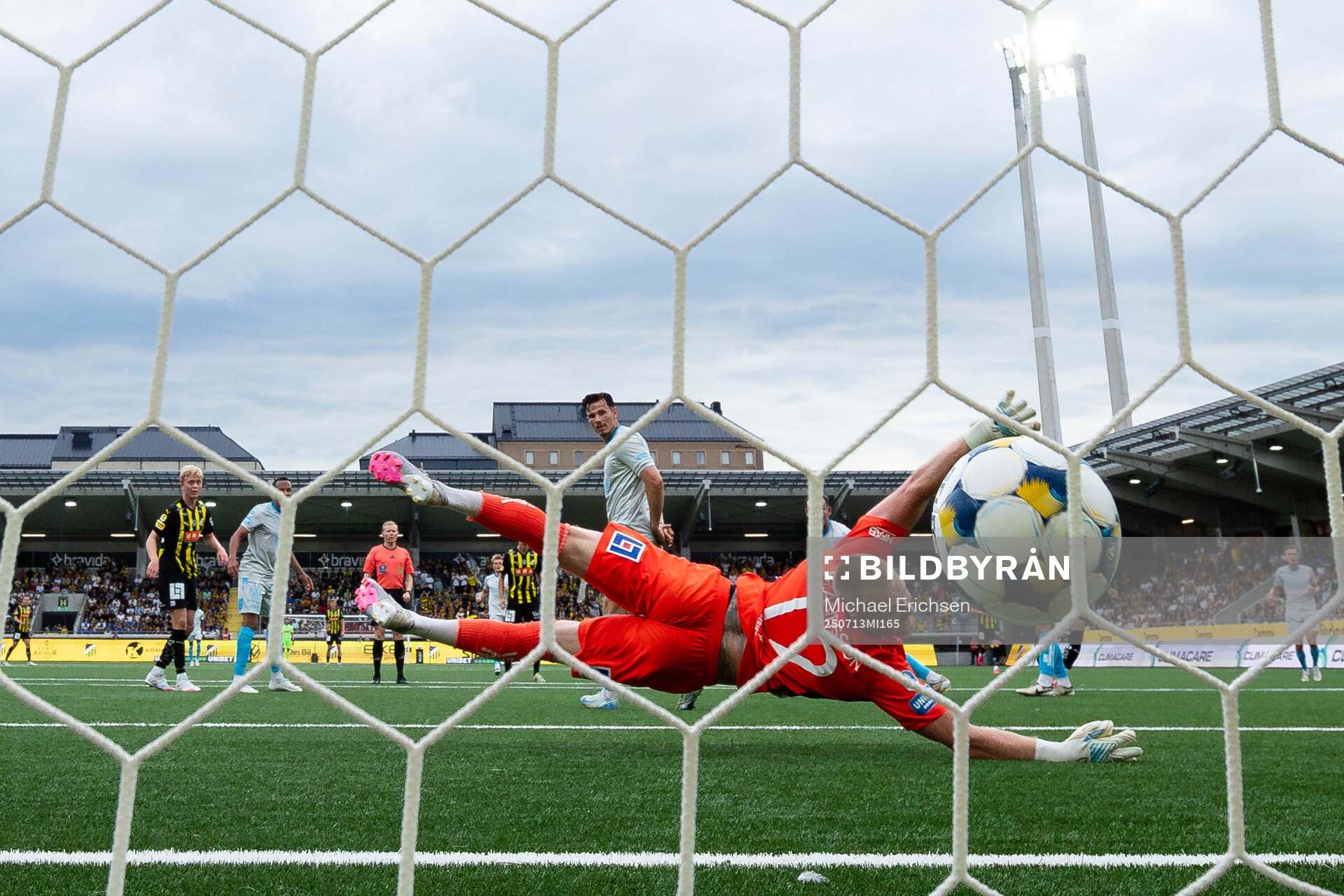Häckens Sanders Ngabo skjuter 2-0 i mål bakom Halmstads