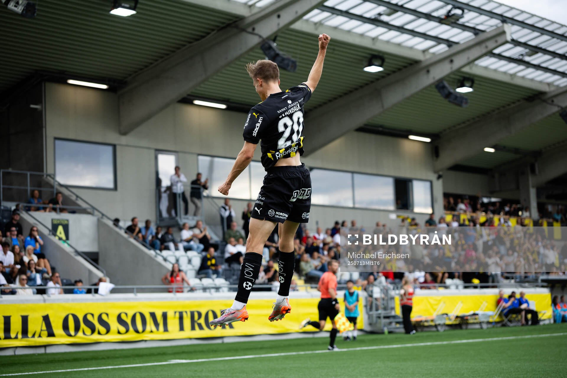 Häckens Adrian Svanbäck jublar