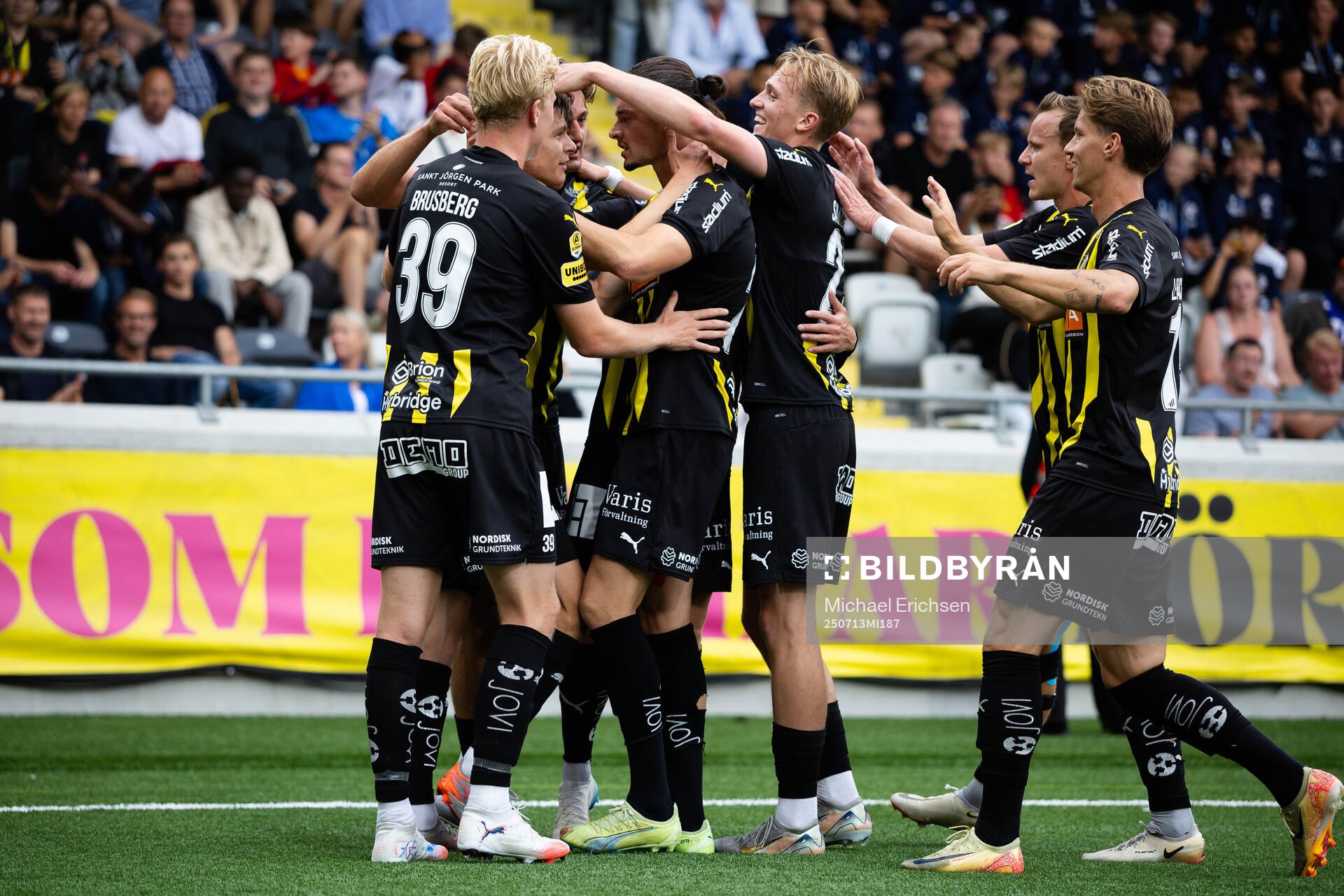 Häckens Adrian Svanbäck jublar med lagkamrater