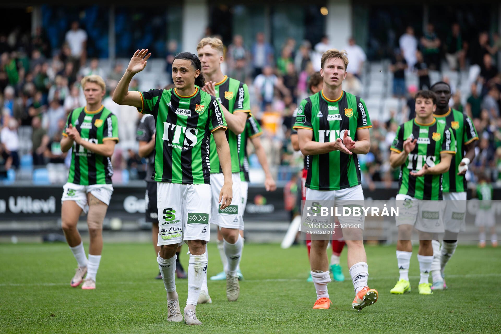 GAIS Amin Boudri och Robin Frej tackar publiken