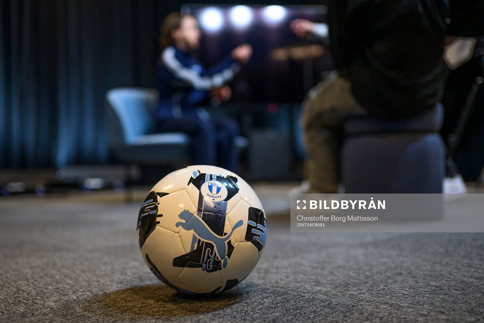 En fotboll när Malmö FF presenterar Miljana Ivanovic som
