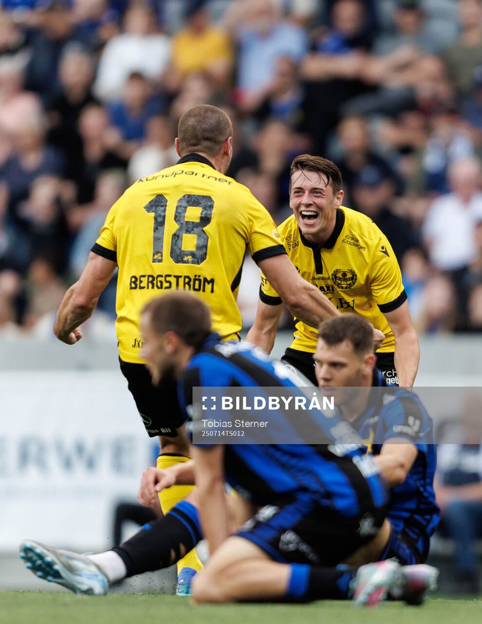 Mjällbys Jacob Bergström och Elliot Stroud jublar