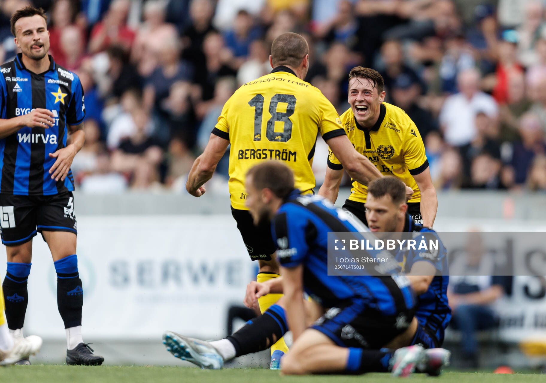 Mjällbys Jacob Bergström och Elliot Stroud jublar