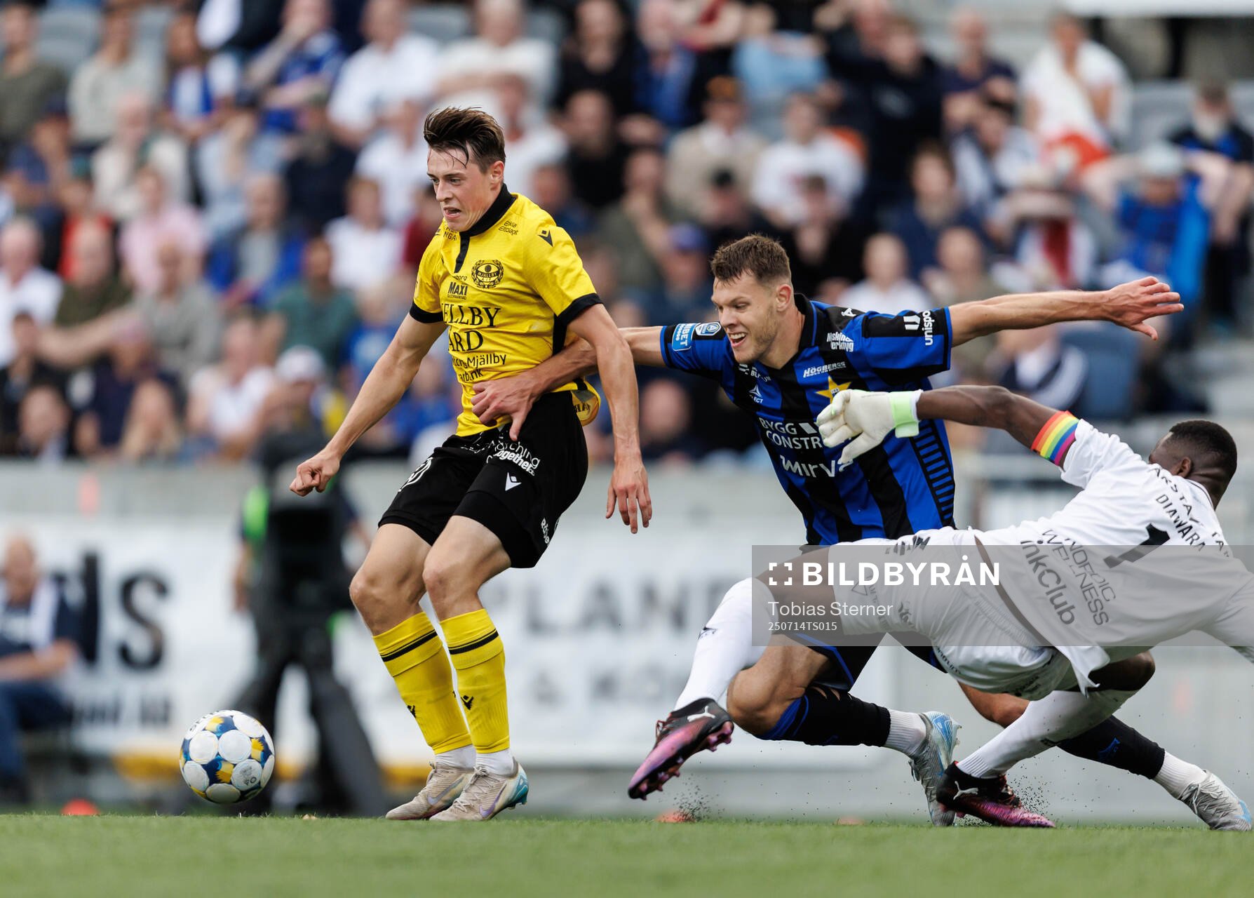 Mjällbys Elliot Stroud i en kamp mot Sirius Tobias Anker