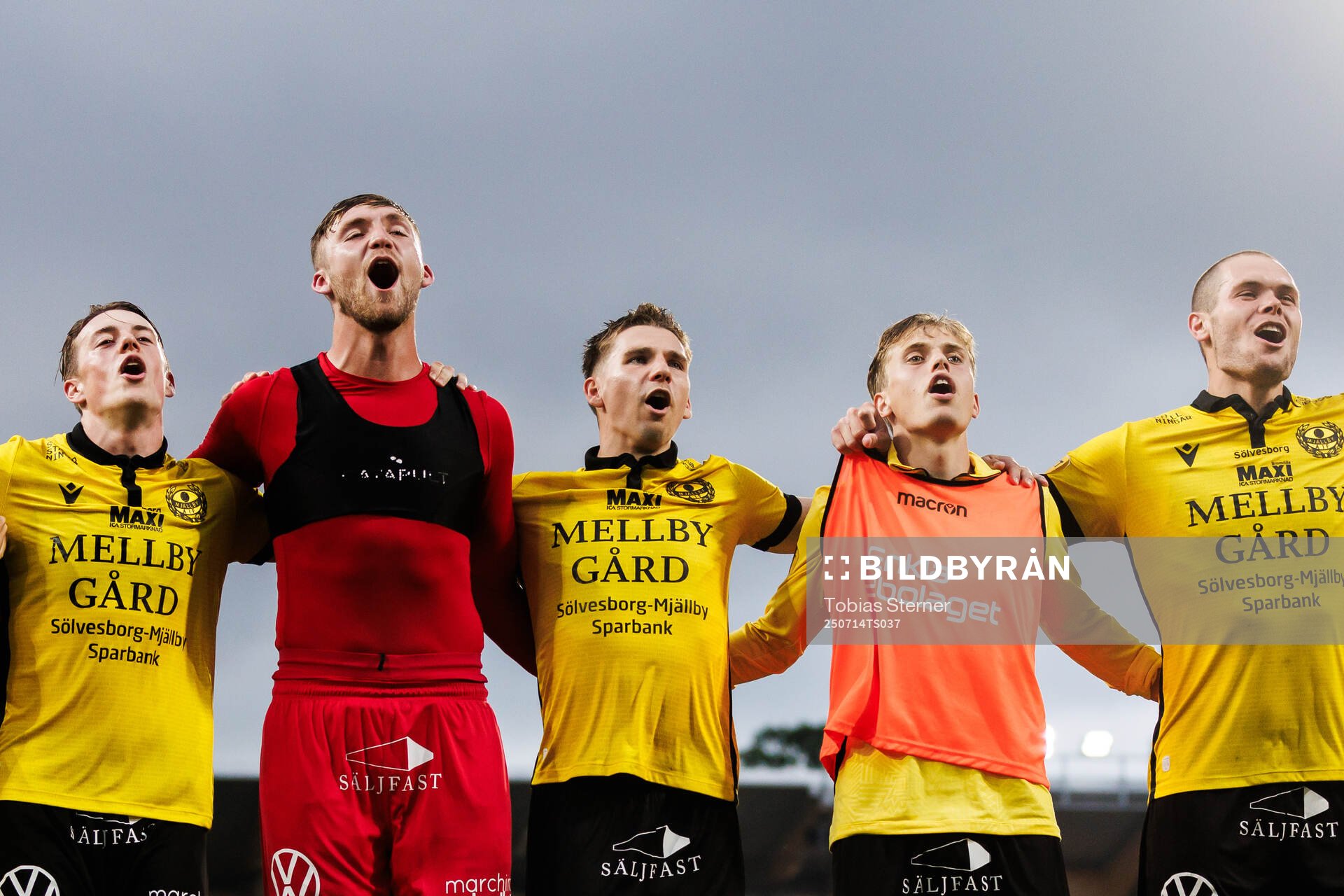 Mjällbys Elliot Stroud, målvakt Noel Törnqvist, Timo