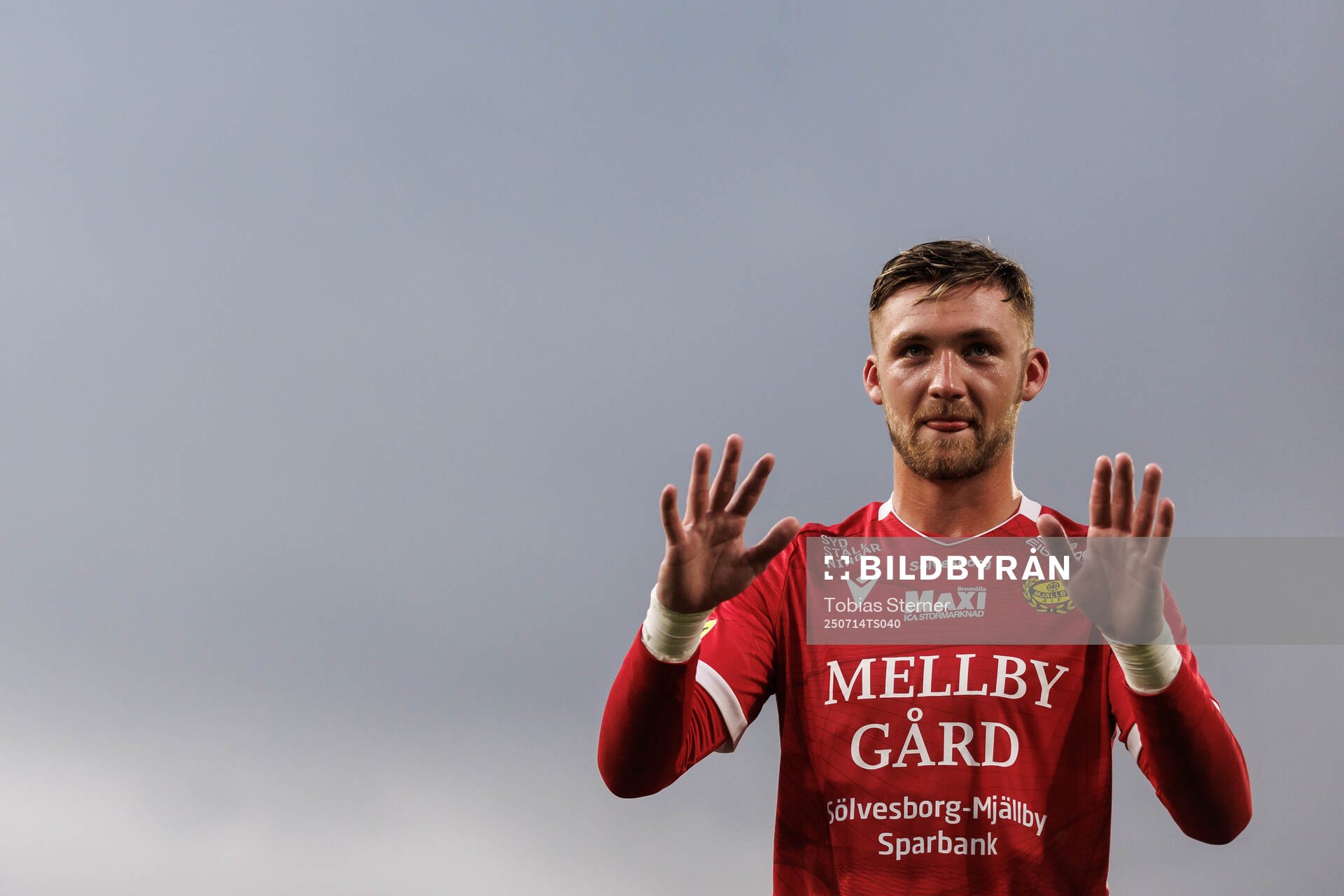 Mjällbys målvakt Noel Törnqvist jublar