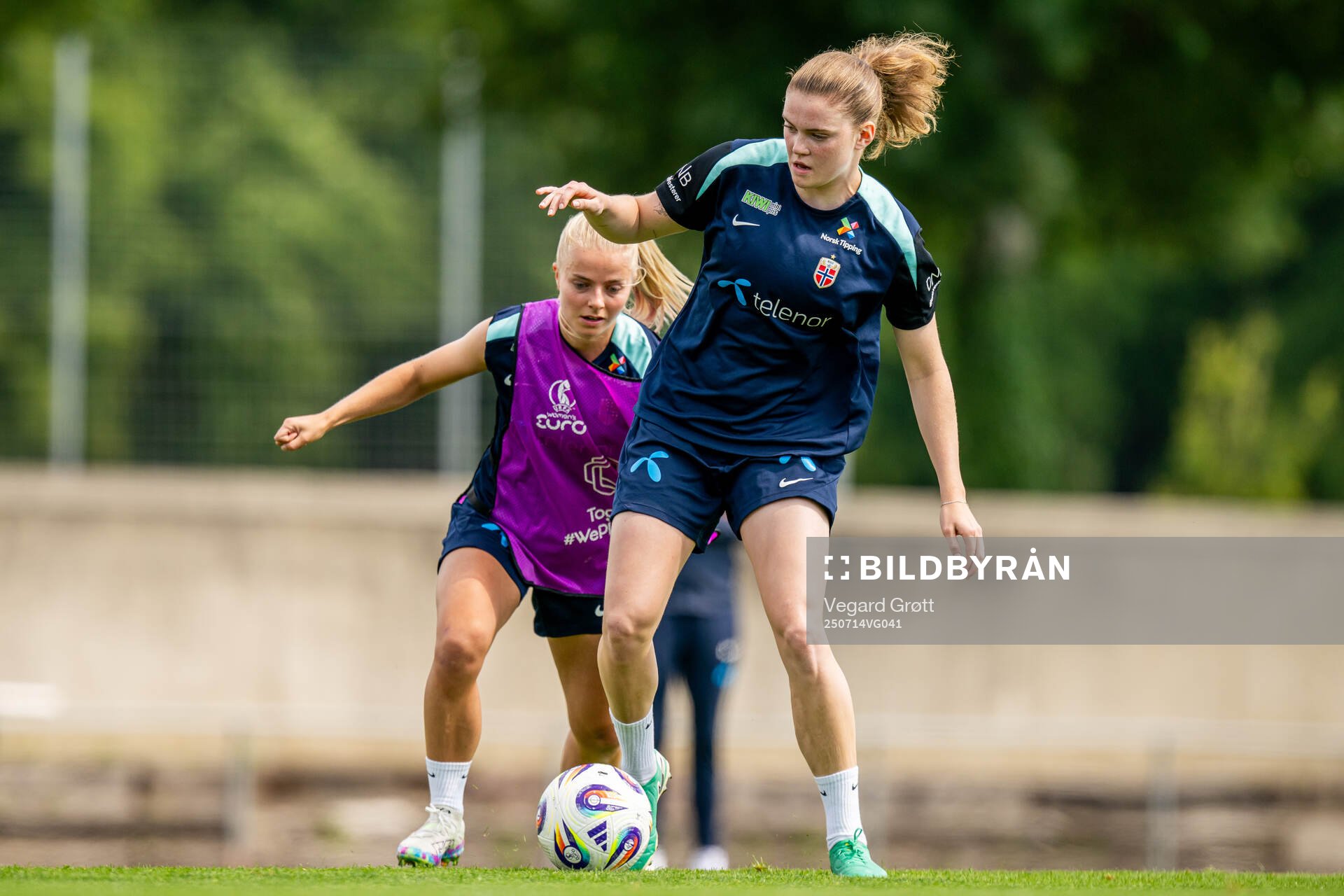 Emilie Woldvik and Signe Gaupset of the Norwegian women's