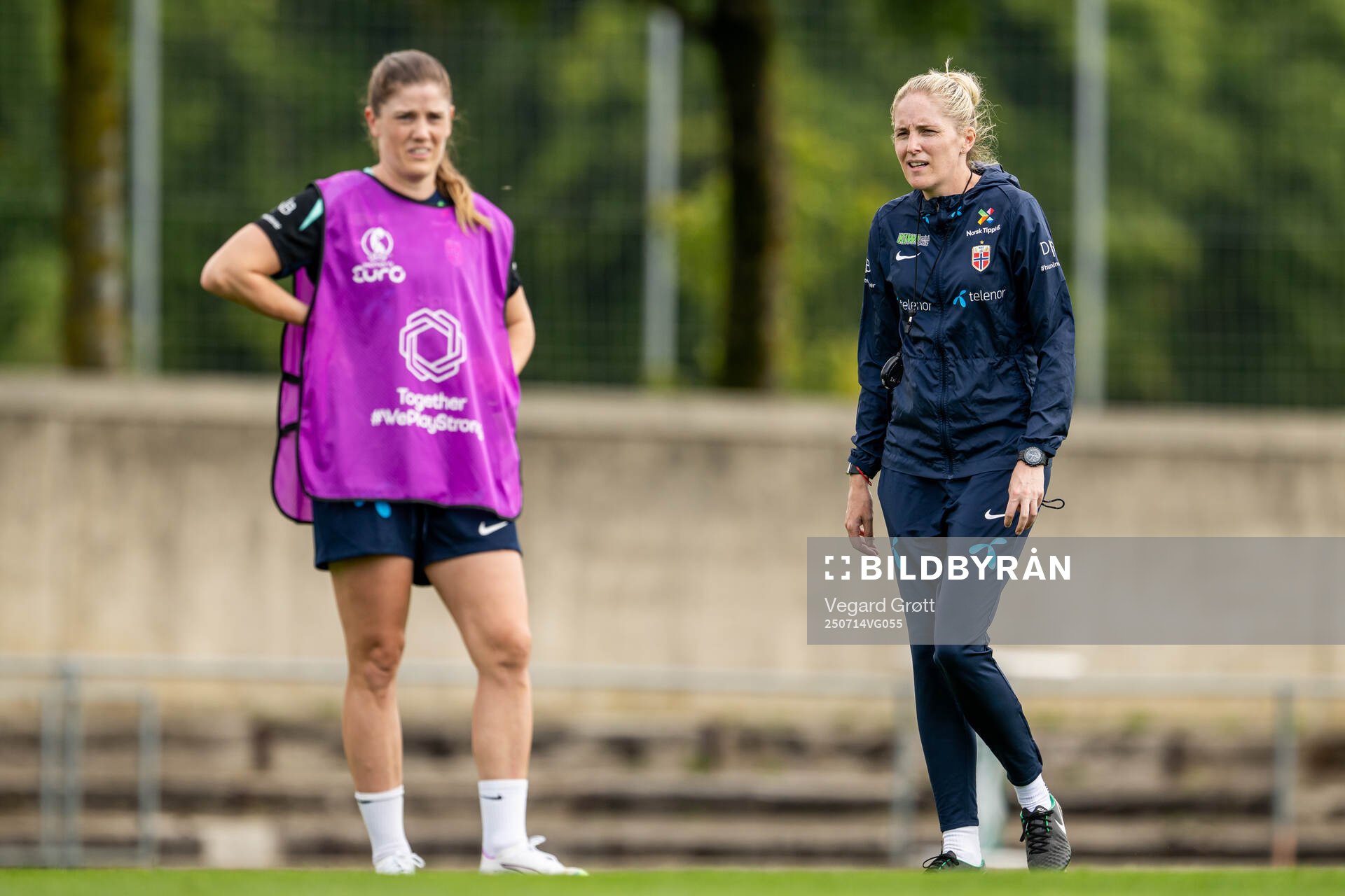 Maren Mjelde and head coach Gemma Grainger of the Norwegian