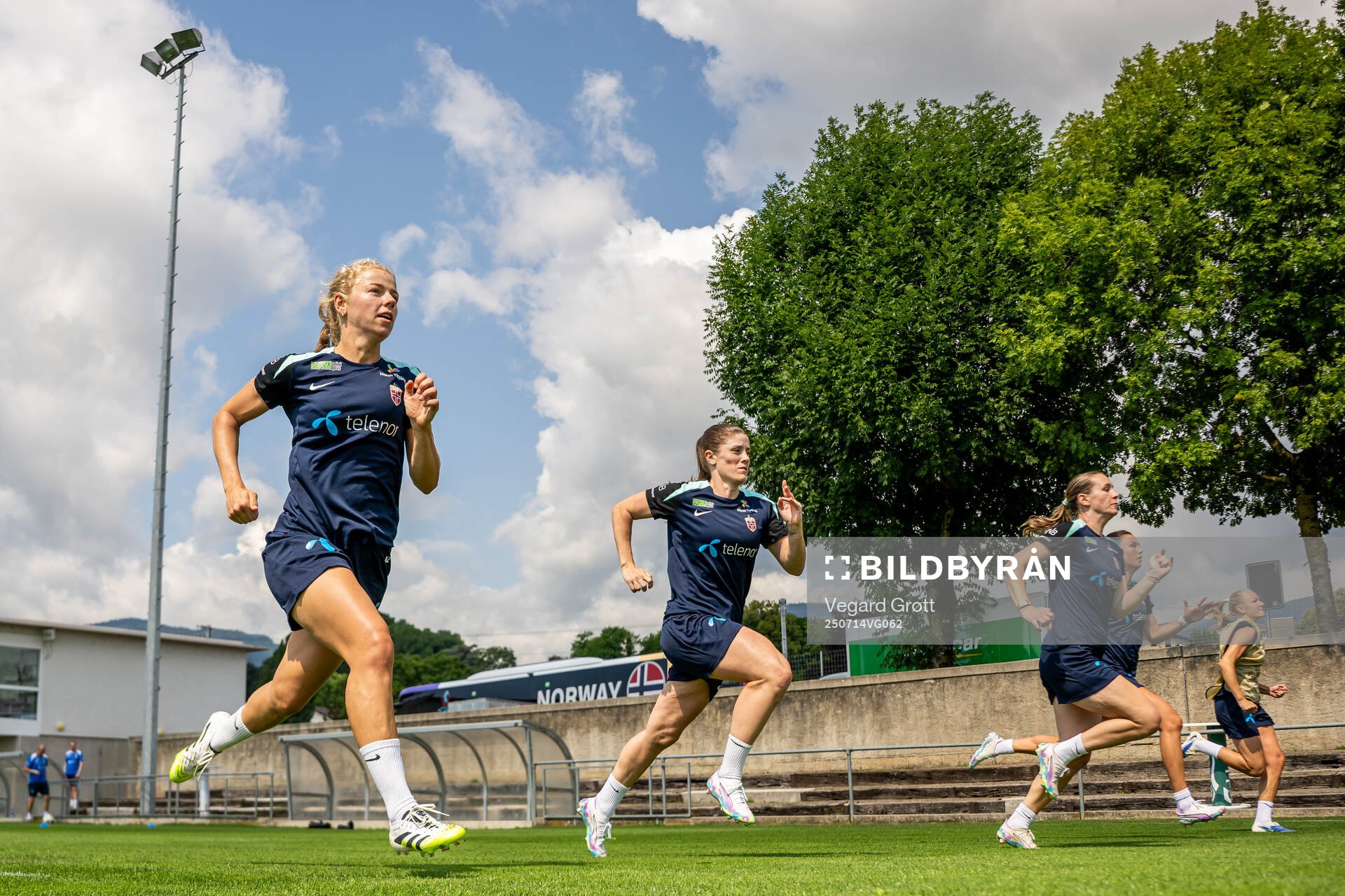 Justine Kielland, Maren Mjelde and players of the Norwegian