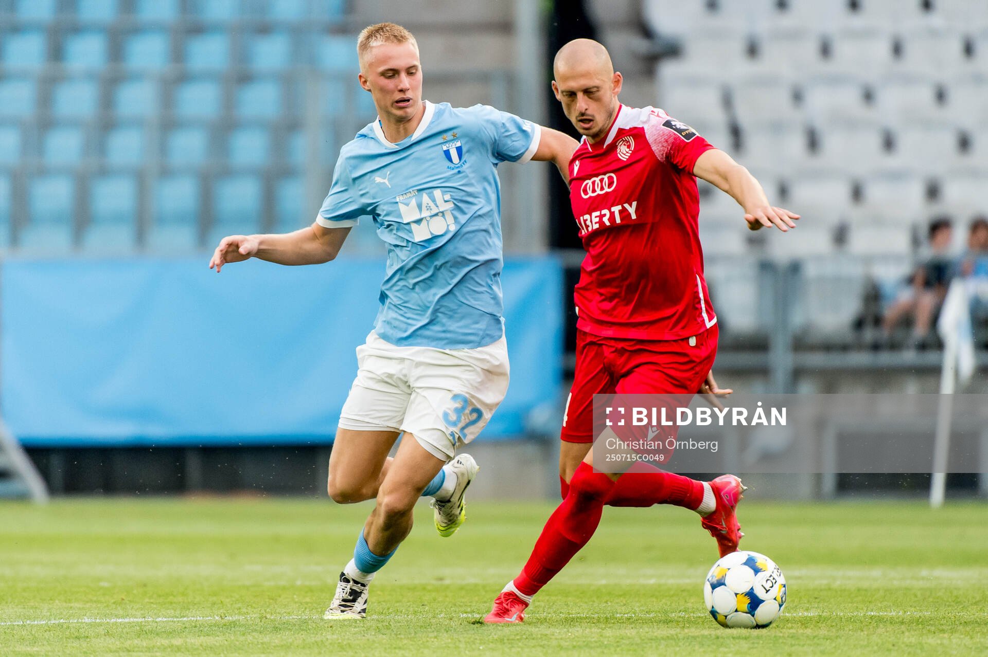 Daniel Gudjohnsen of Malmö FF and Giorgi Jgerenaia of FC
