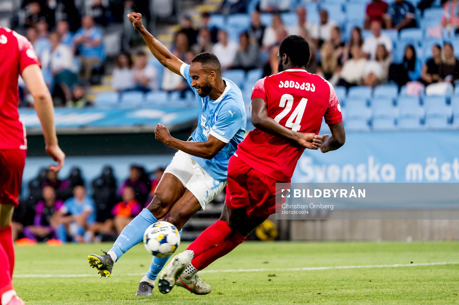 Isaac Kiese Thelin of Malmö FF and Derek Agyakwa of FC