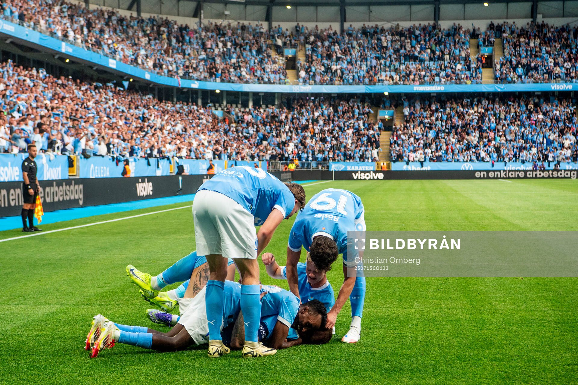 Pontus Jansson of Malmö FF celebrates