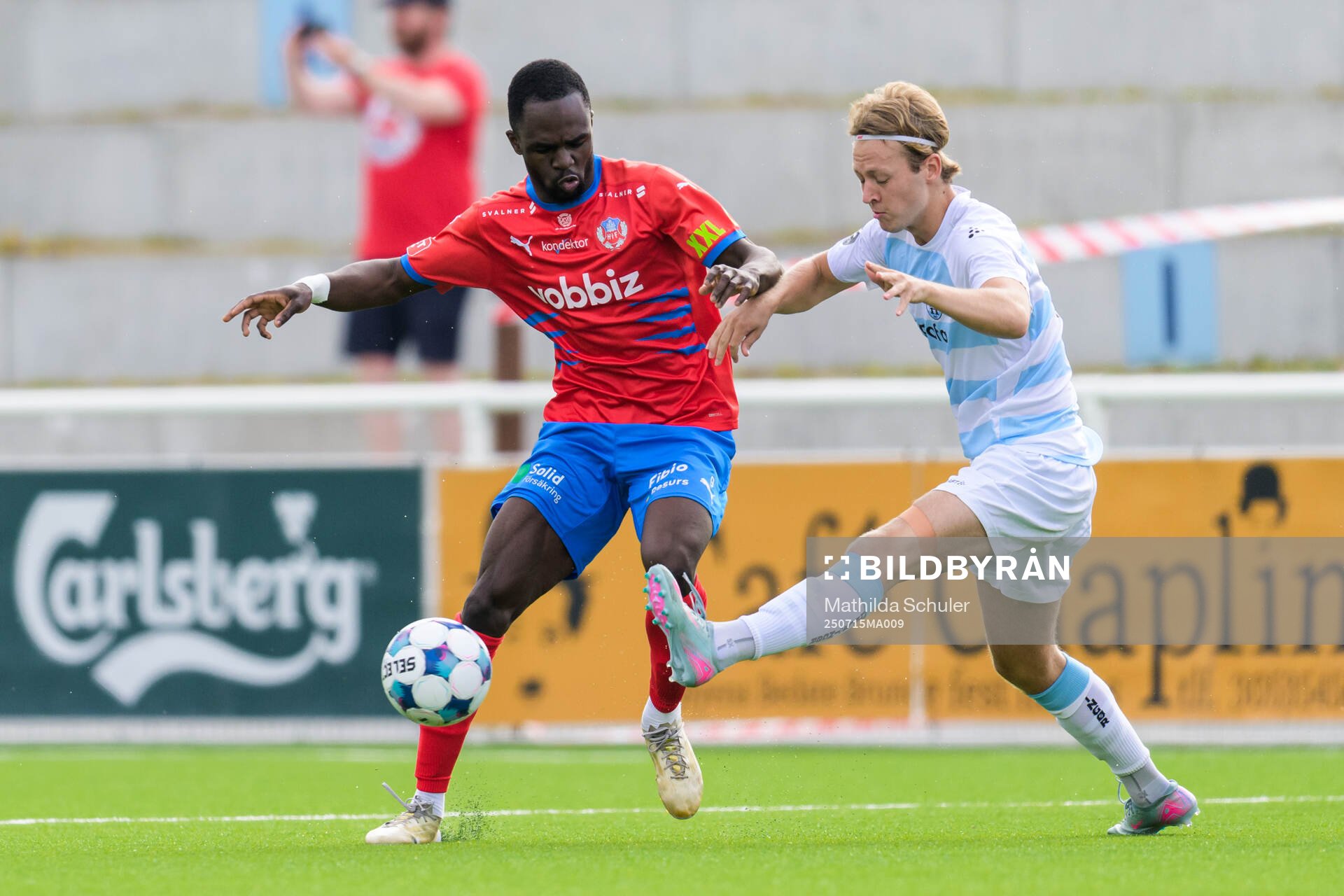 Helsingborgs Adam Akimey och FC Helsingörs Robert Marcus