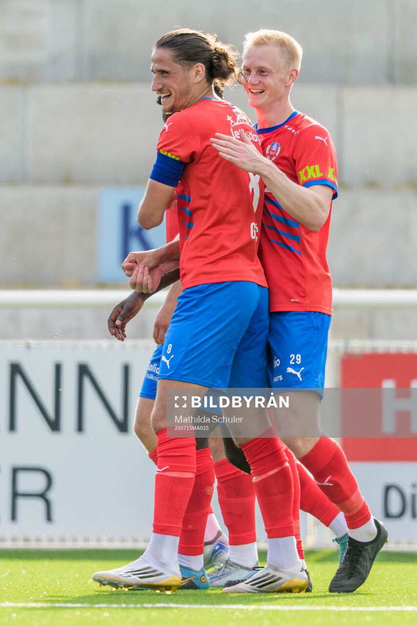 Helsingborgs Ervin Gigovic och Oscar Aga jublar