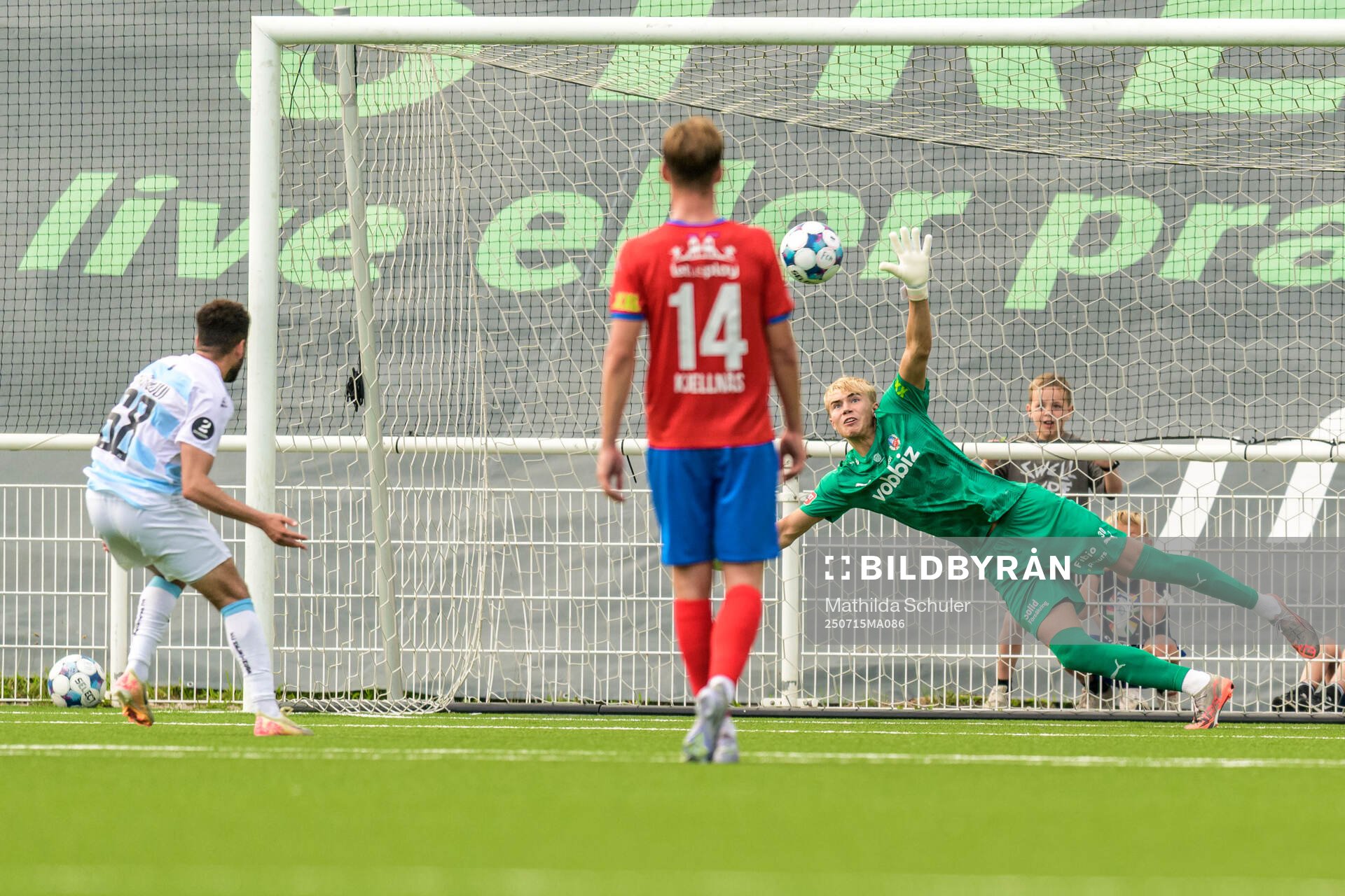 FC Helsingörs Souheib Dhaflaoui och Helsingborgs målvakt