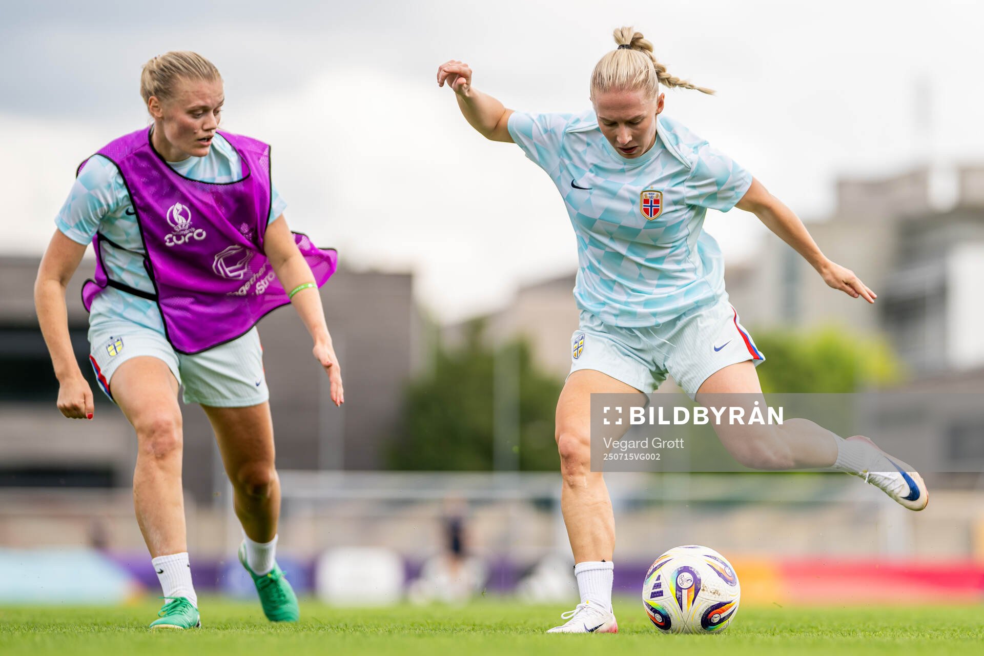 Mathilde Harviken and Thea Bjelde of the Norwegian women's