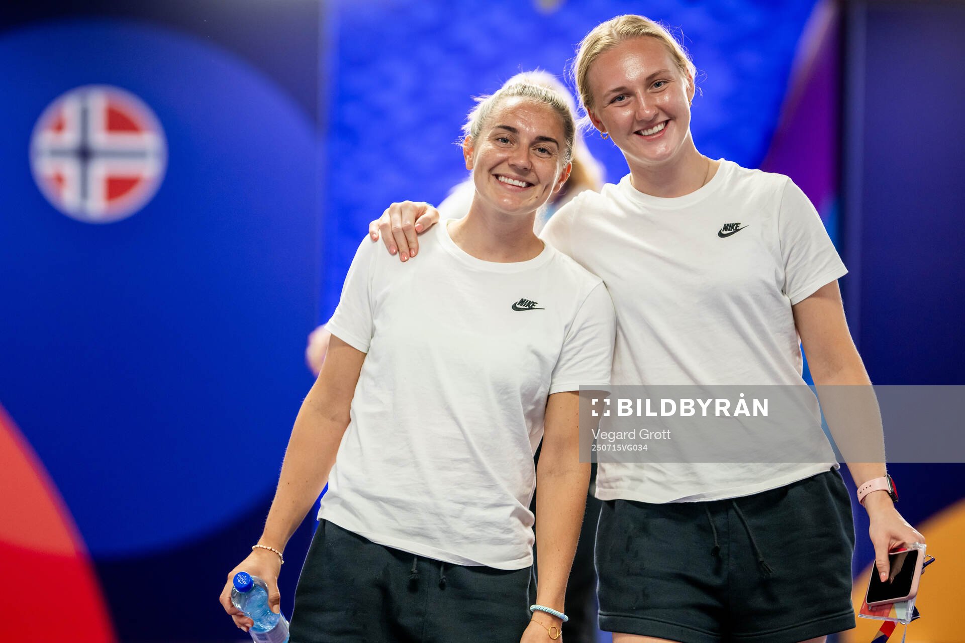 Vilde Bøe Risa and goalkeeper Sunniva Skoglund of the