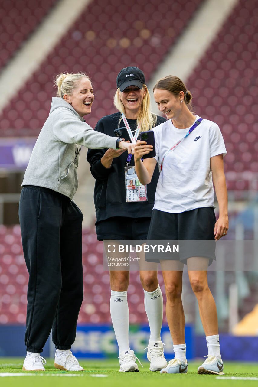 Head coach Gemma Grainger, Ada Hegerberg and Caroline