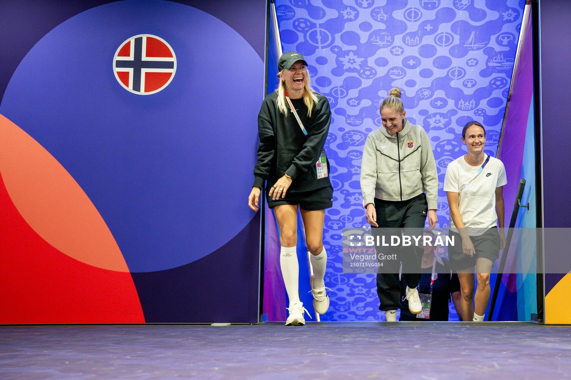 Ada Hegerberg, head coach Gemma Grainger and Caroline