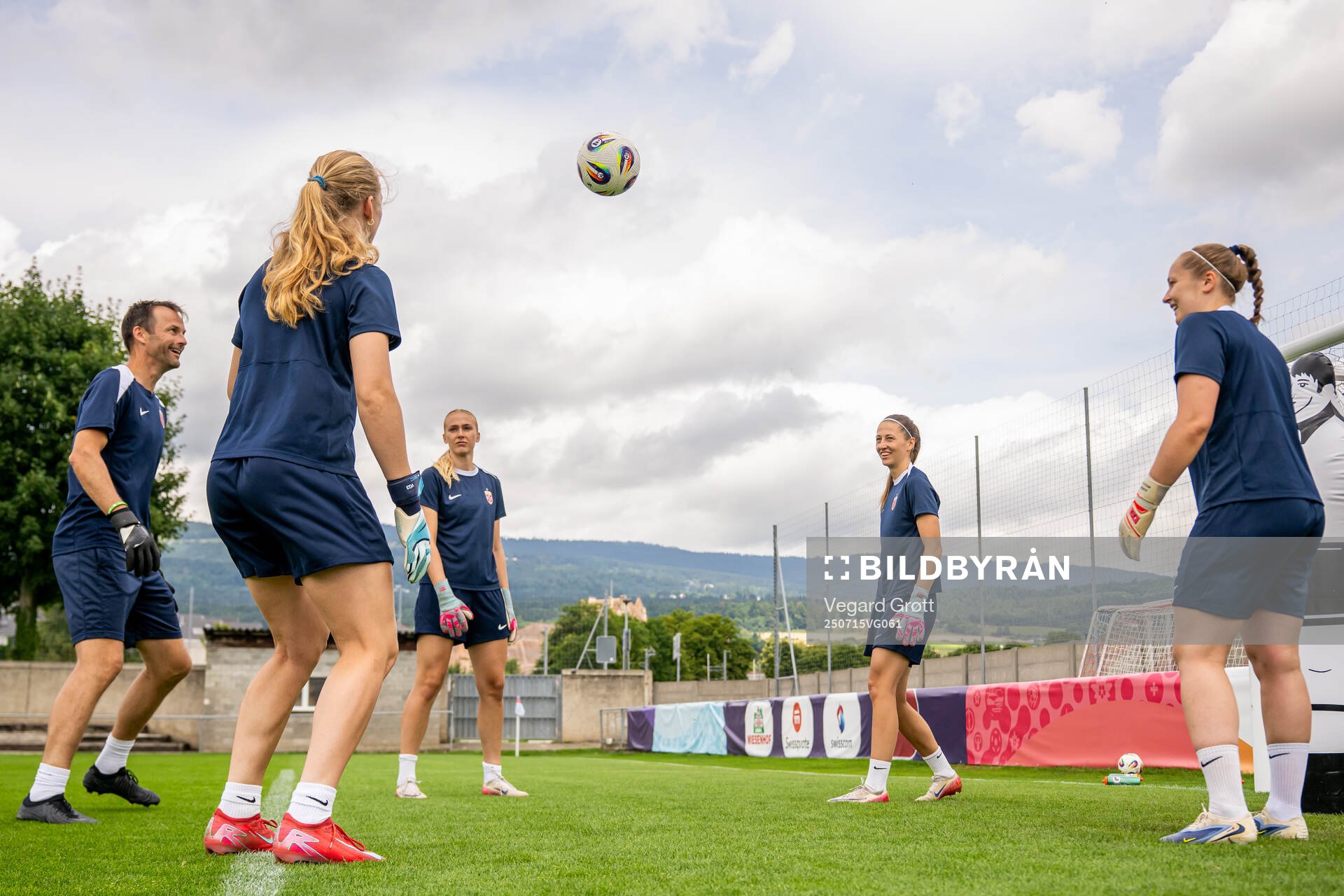 Goalkeeper coach Jon Knudsen, goalkeeper Sunniva Skoglund,