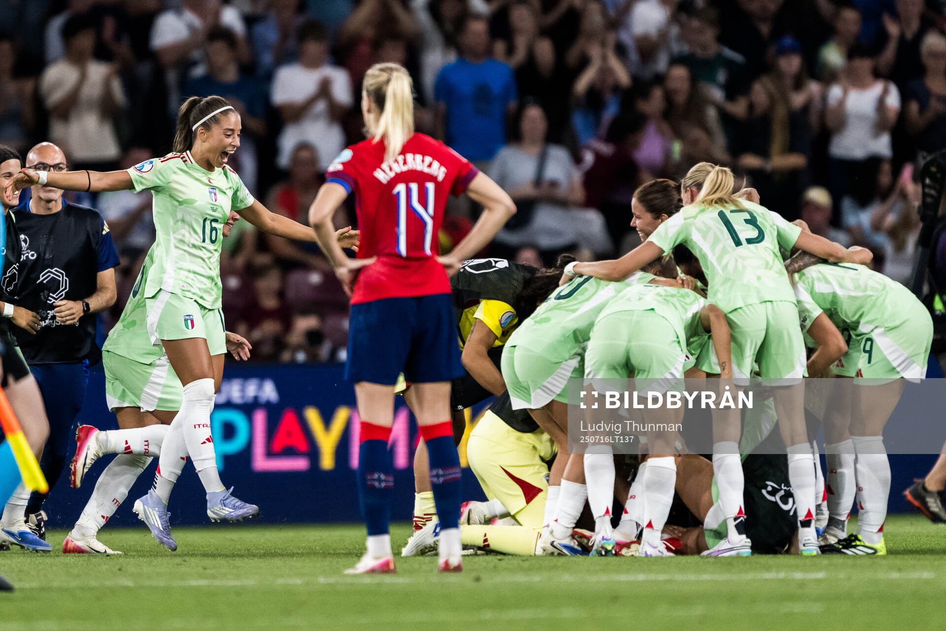 Players of Italy celebrate