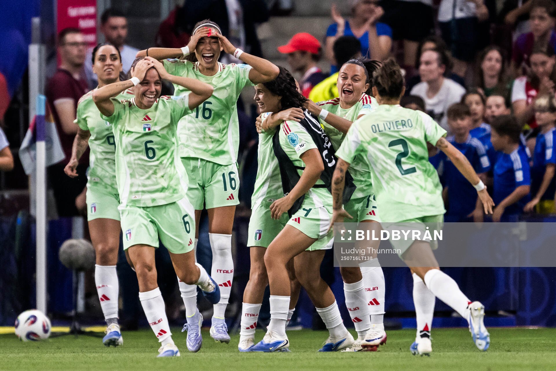 Manuela Giugliano, Eleonora Goldoni and players of Italy