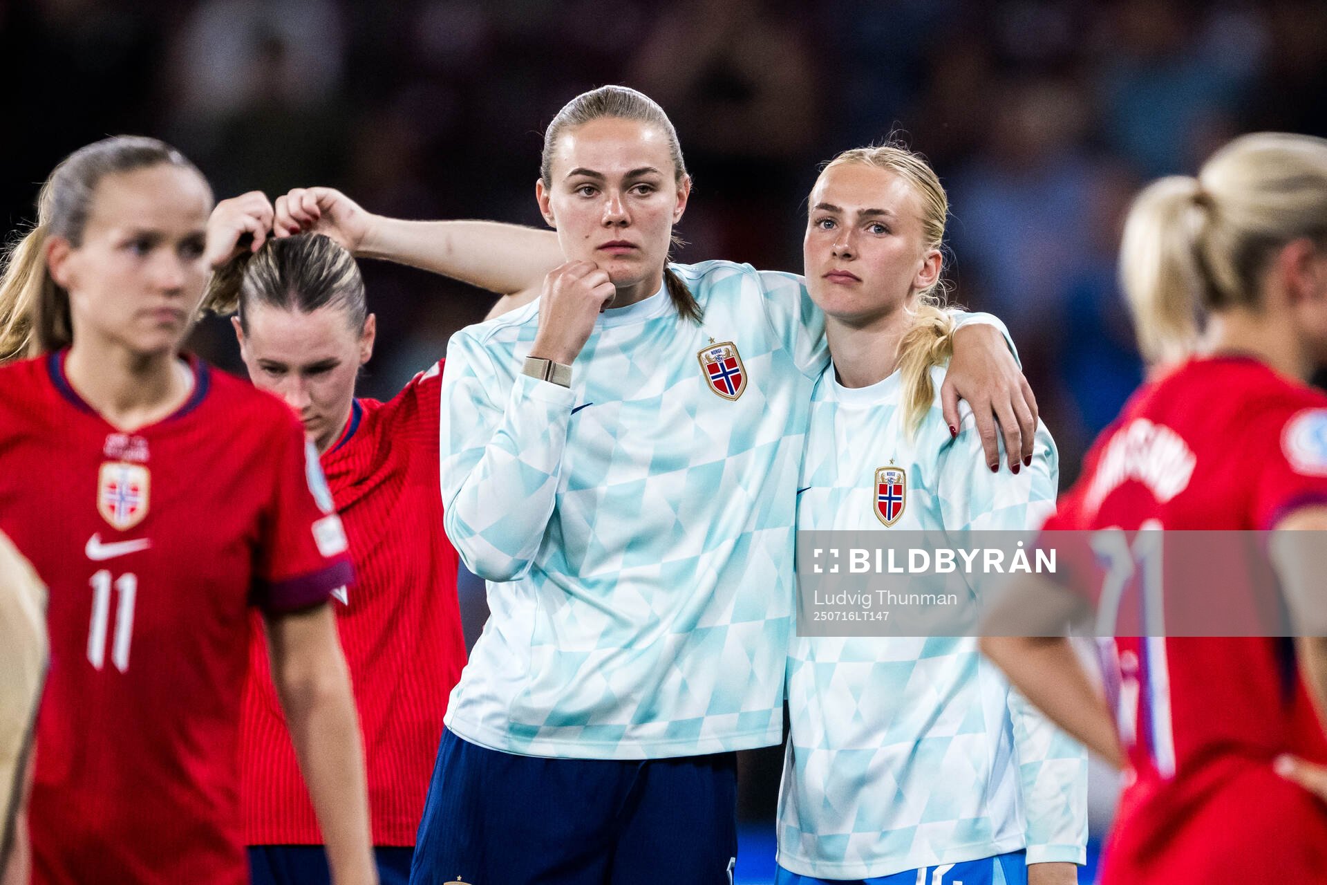 Marthine Østenstad and goalkeeper Selma Panengstuen look