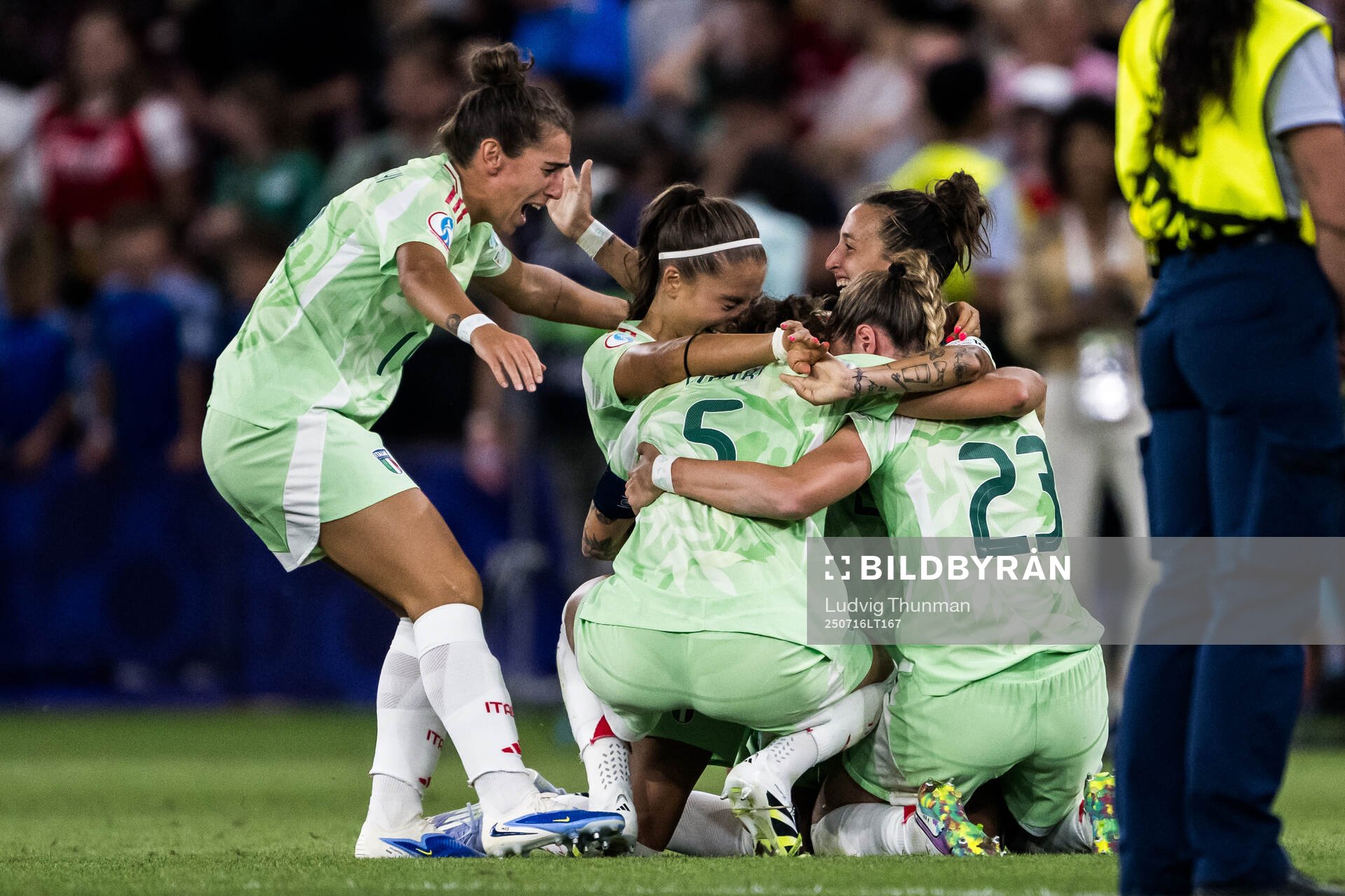 Players of Italy celebrate