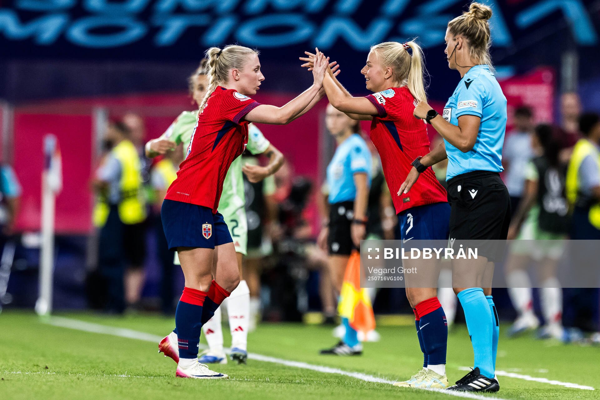Thea Bjelde changes with Emilie Woldvik of Norway