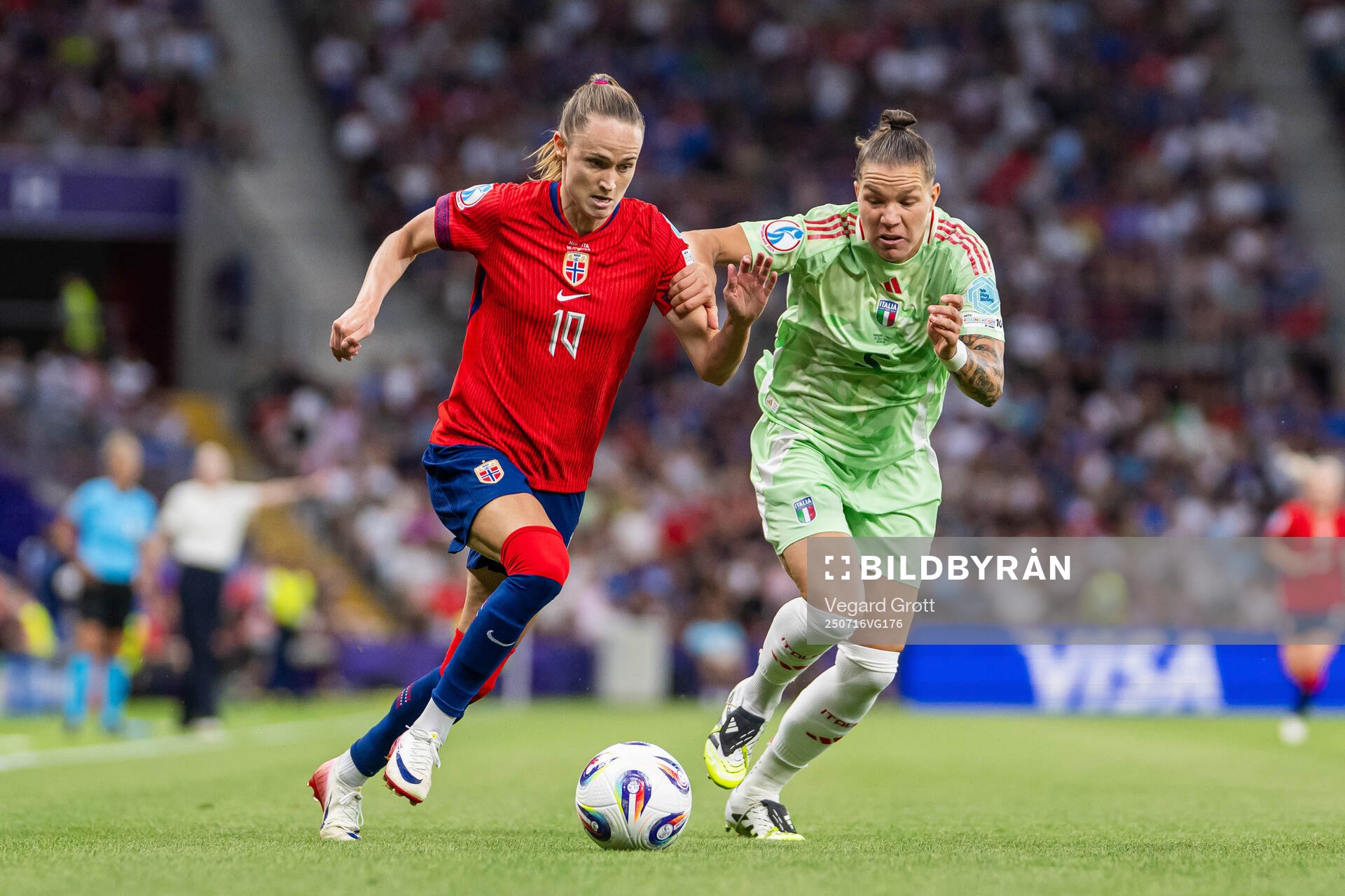 Caroline Graham Hansen of Norway and Elena Linari of Italy