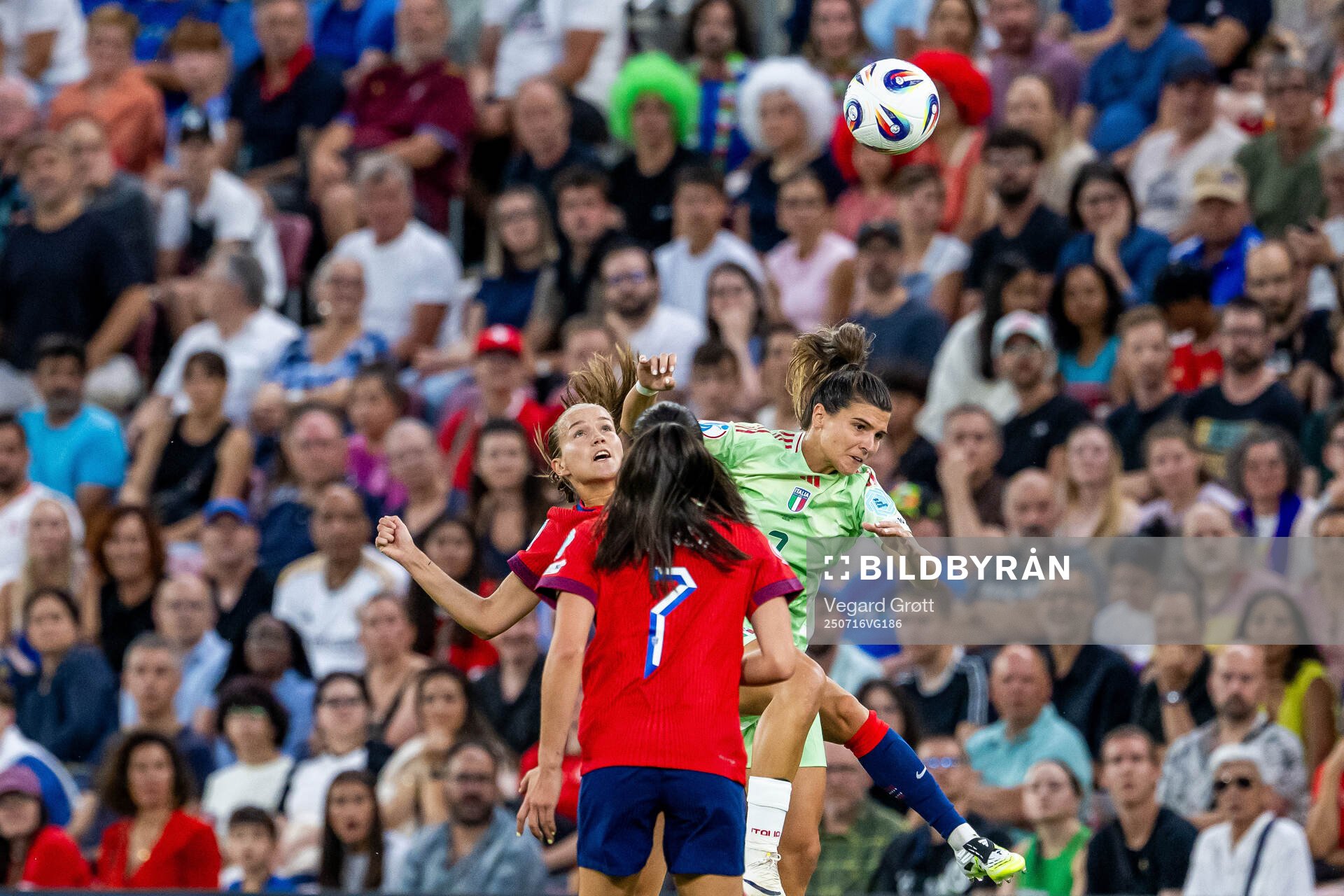 Guro Reiten of Norway and Sofia Cantore of Italy