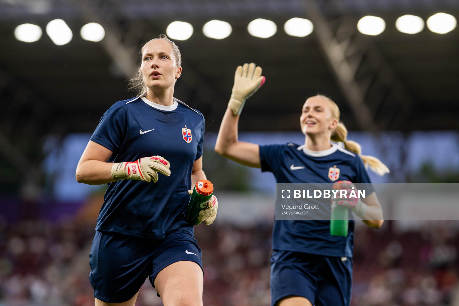 Goalkeeper Aurora Mikalsen and goalkeeper Selma Panengstuen
