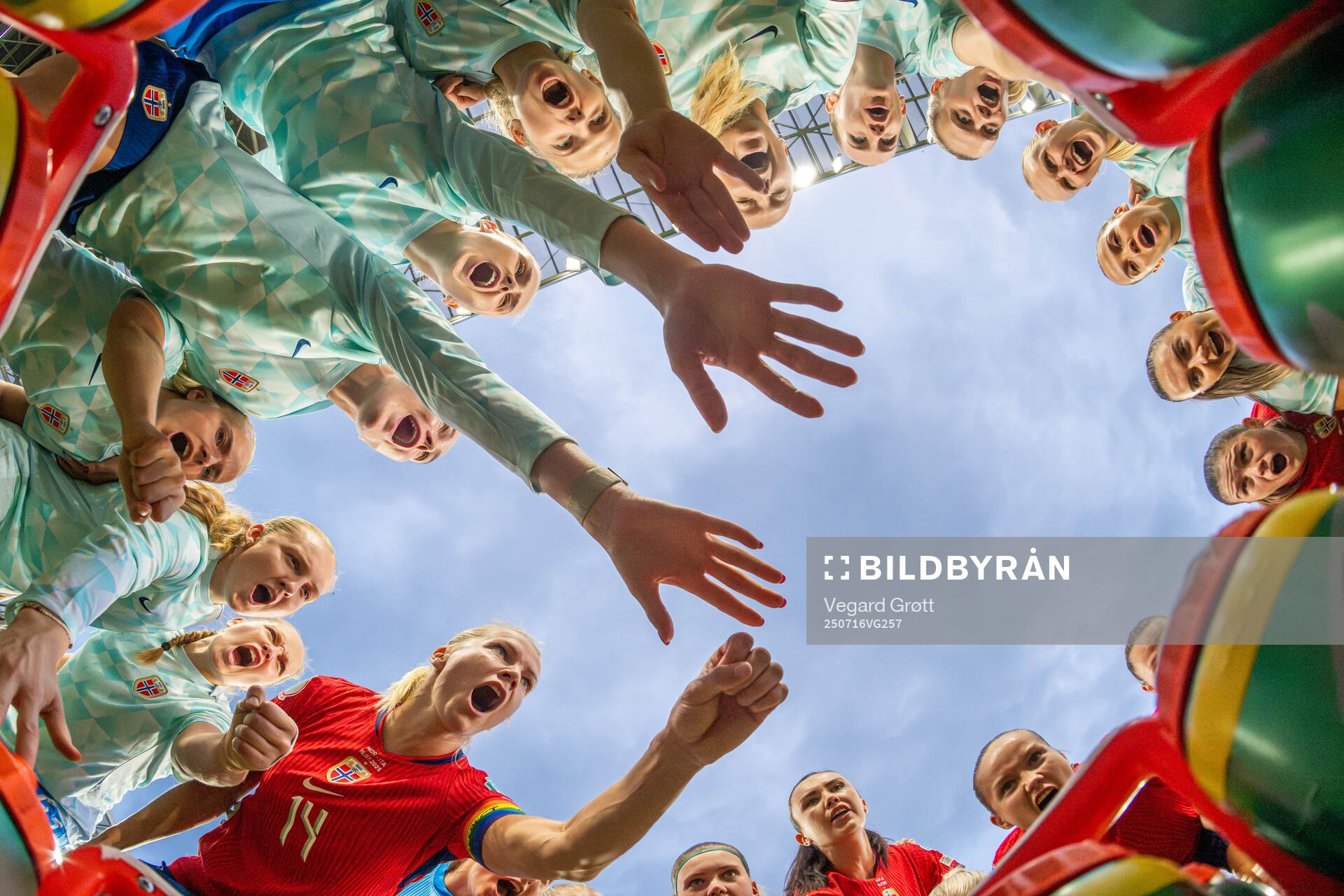 Ada Hegerberg and players of Norway gather in a circle