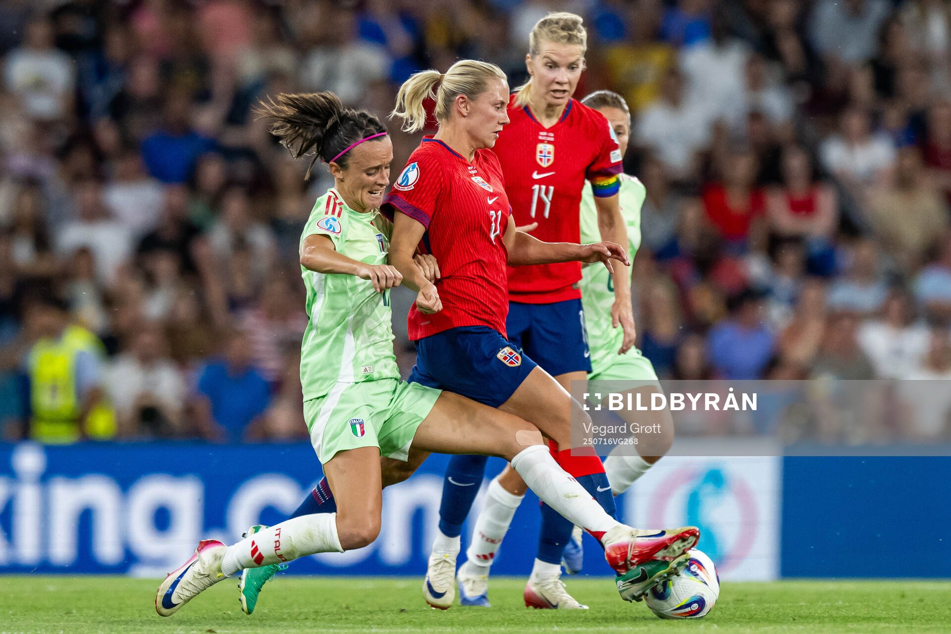 Barbara Bonansea of Italy and Lisa Naalsund of Norway