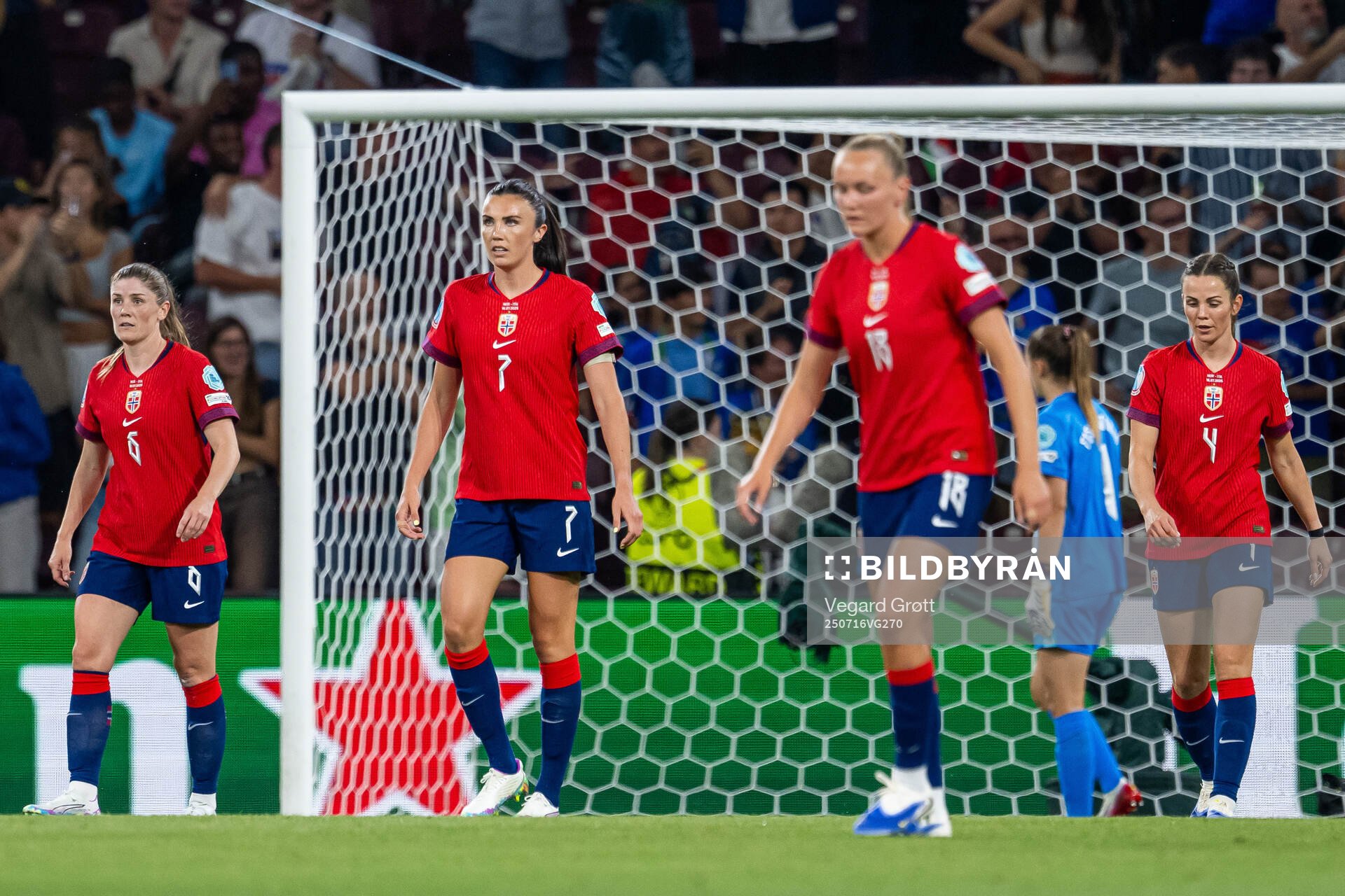 Ingrid Syrstad Engen and players of Norway look dejected