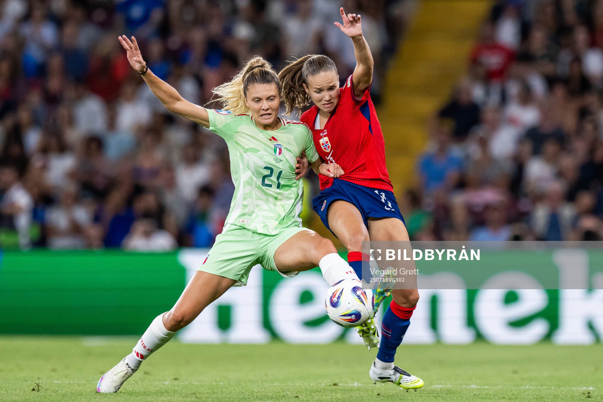 Michela Cambiaghi of Italy and Guro Reiten of Norway