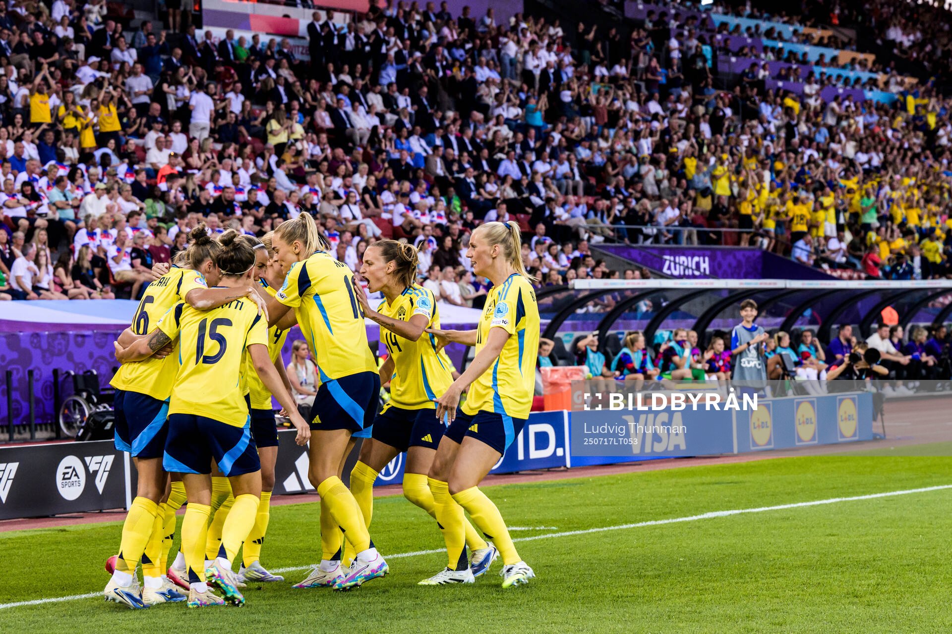 Kosovare Asllani of Sweden celebrate with teammates