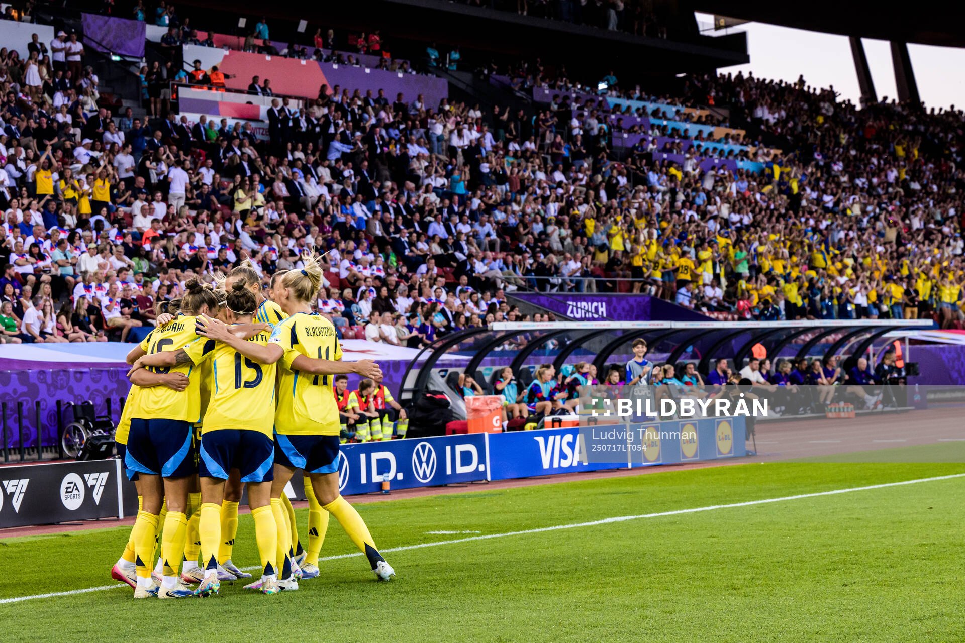 Kosovare Asllani of Sweden celebrate with teammates