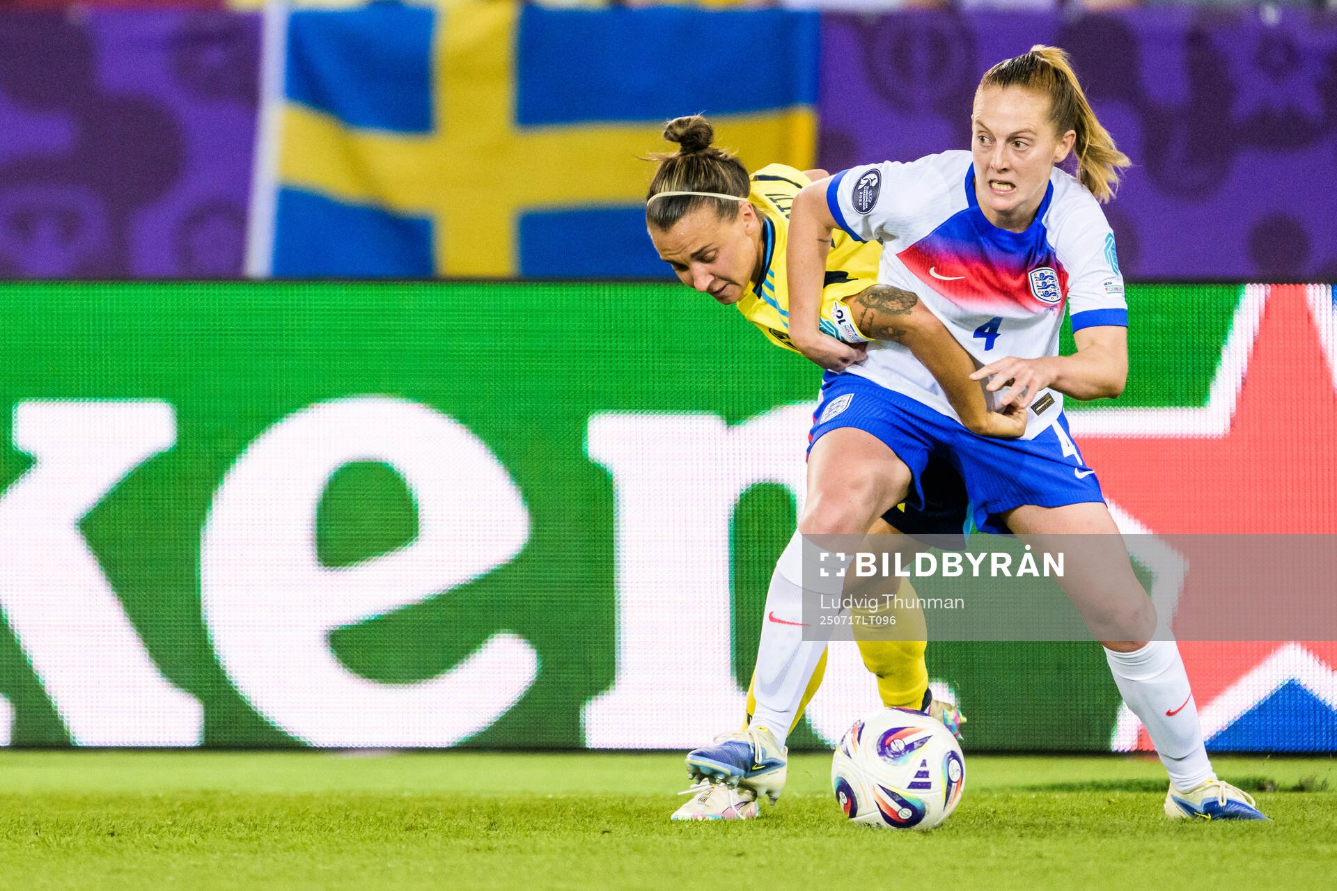 Julia Zigiotti Olme of Sweden and Keira Walsh of England