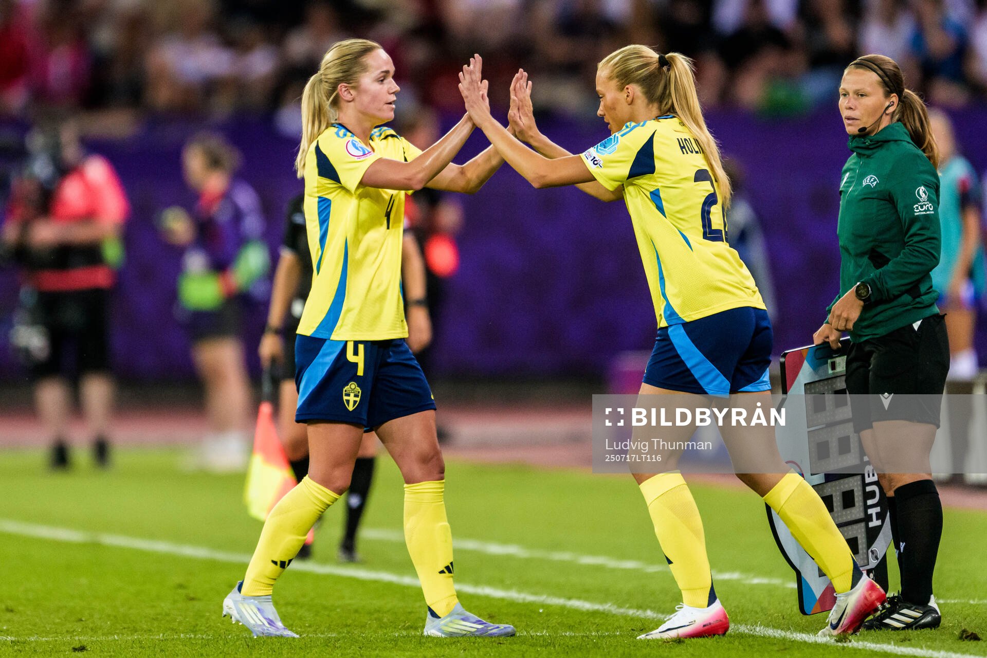 Hanna Lundkvist changes with Smilla Holmberg of Sweden