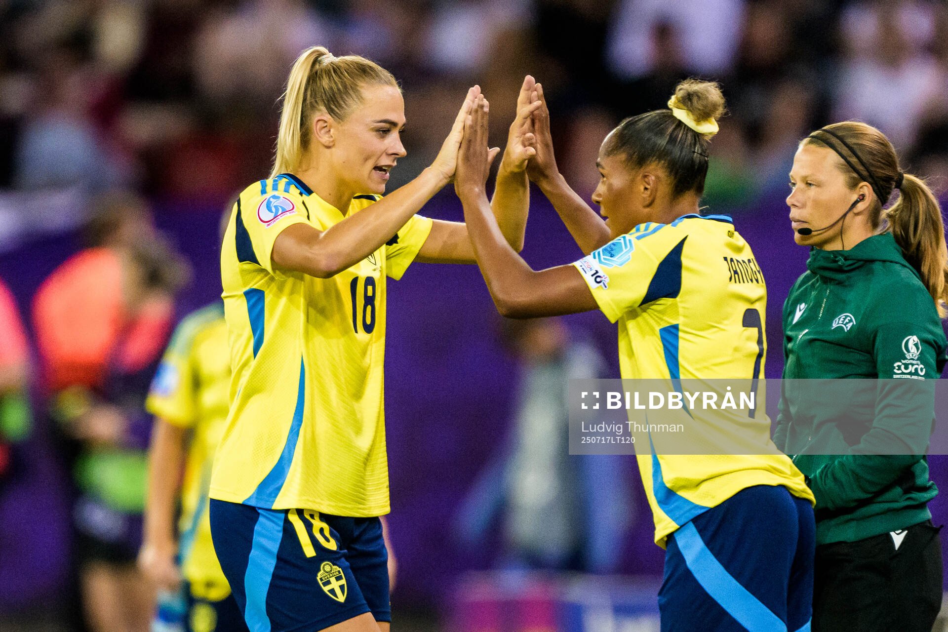 Fridolina Rolfö changes with Madelen Janogy of Sweden